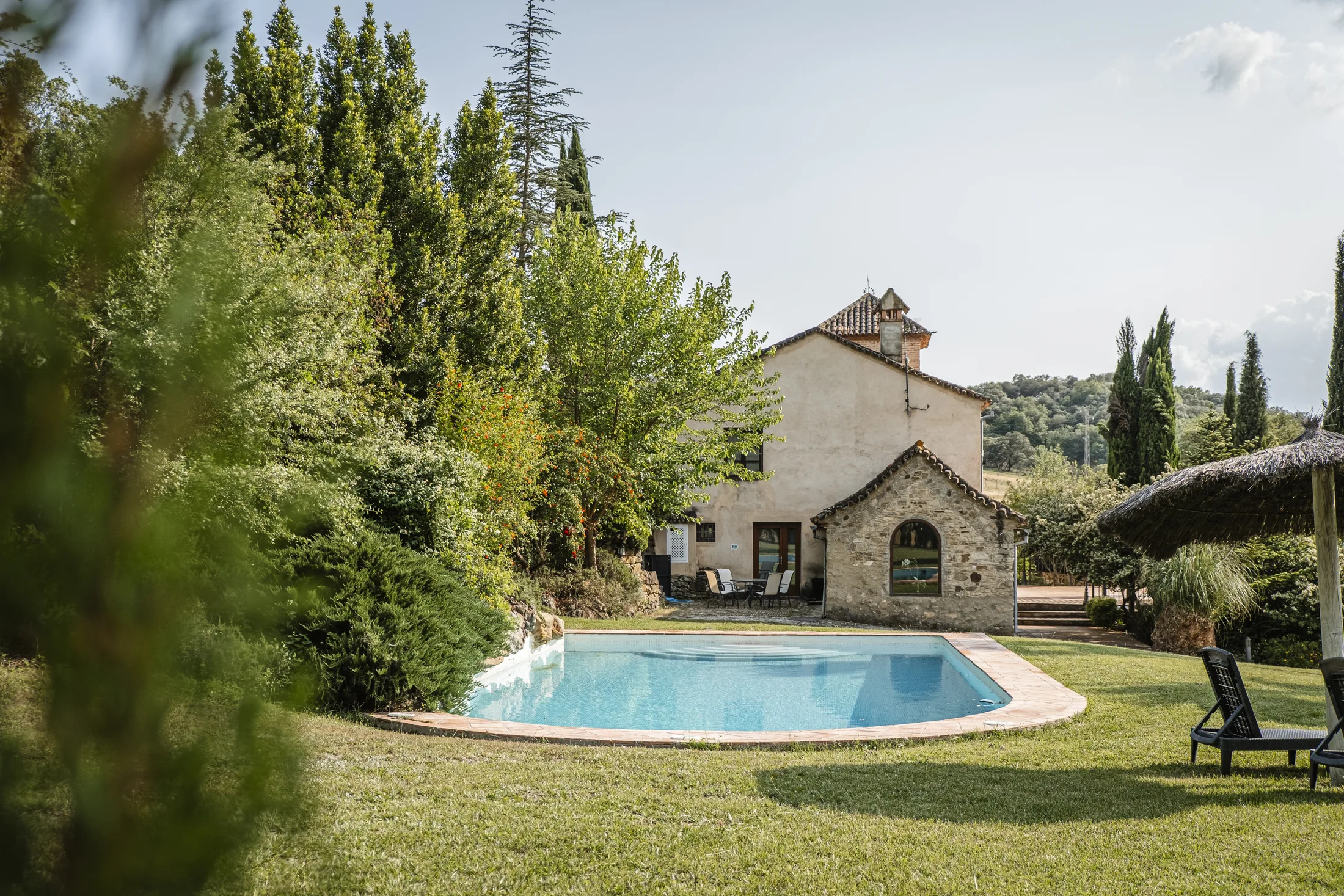 La Torre, su piscina y sus jardines entre cipreses