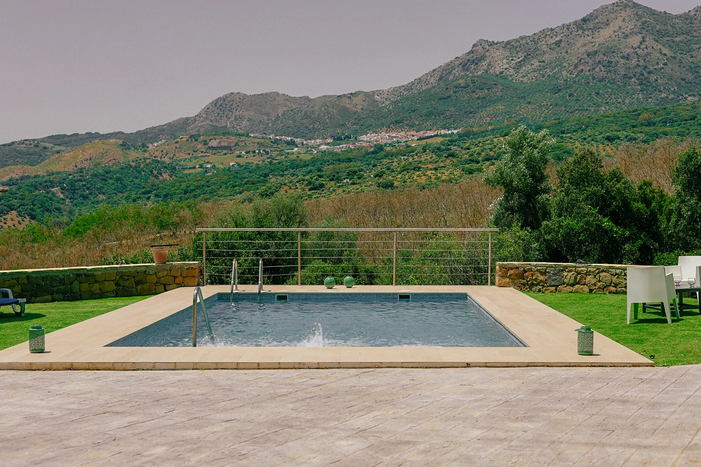 Piscina de La Huerta con vistas abiertas a las montañas