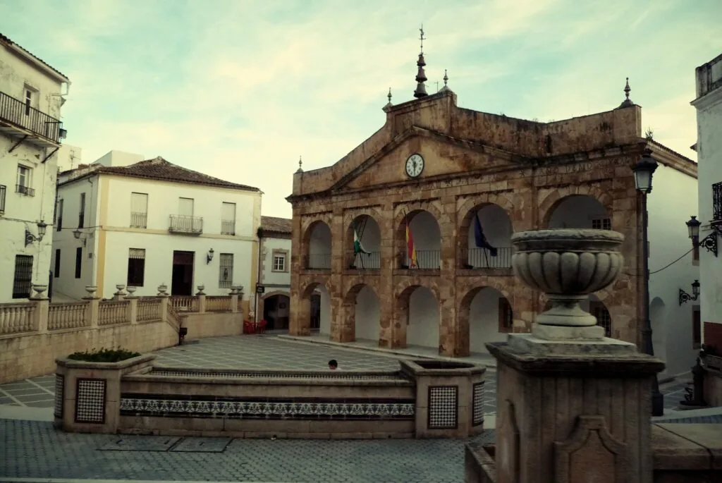 La plaza y el Ayuntamiento de Cortes de la Frontera