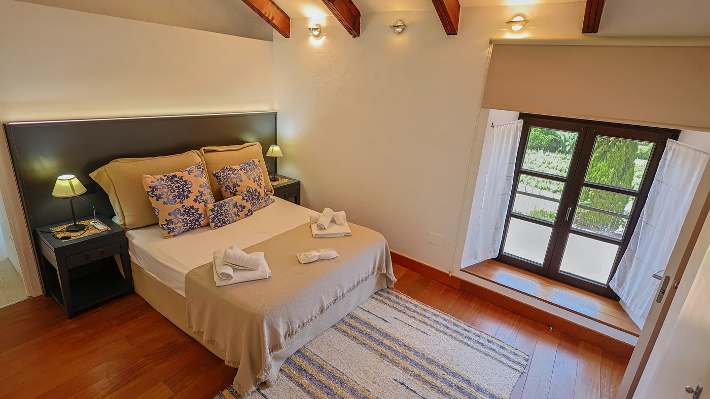 Dormitorio de La Torre con ventanas al jardín