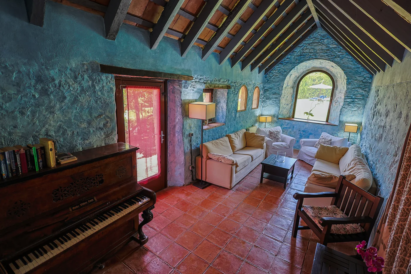 Salón azul de La Torre con piano y vigas de madera