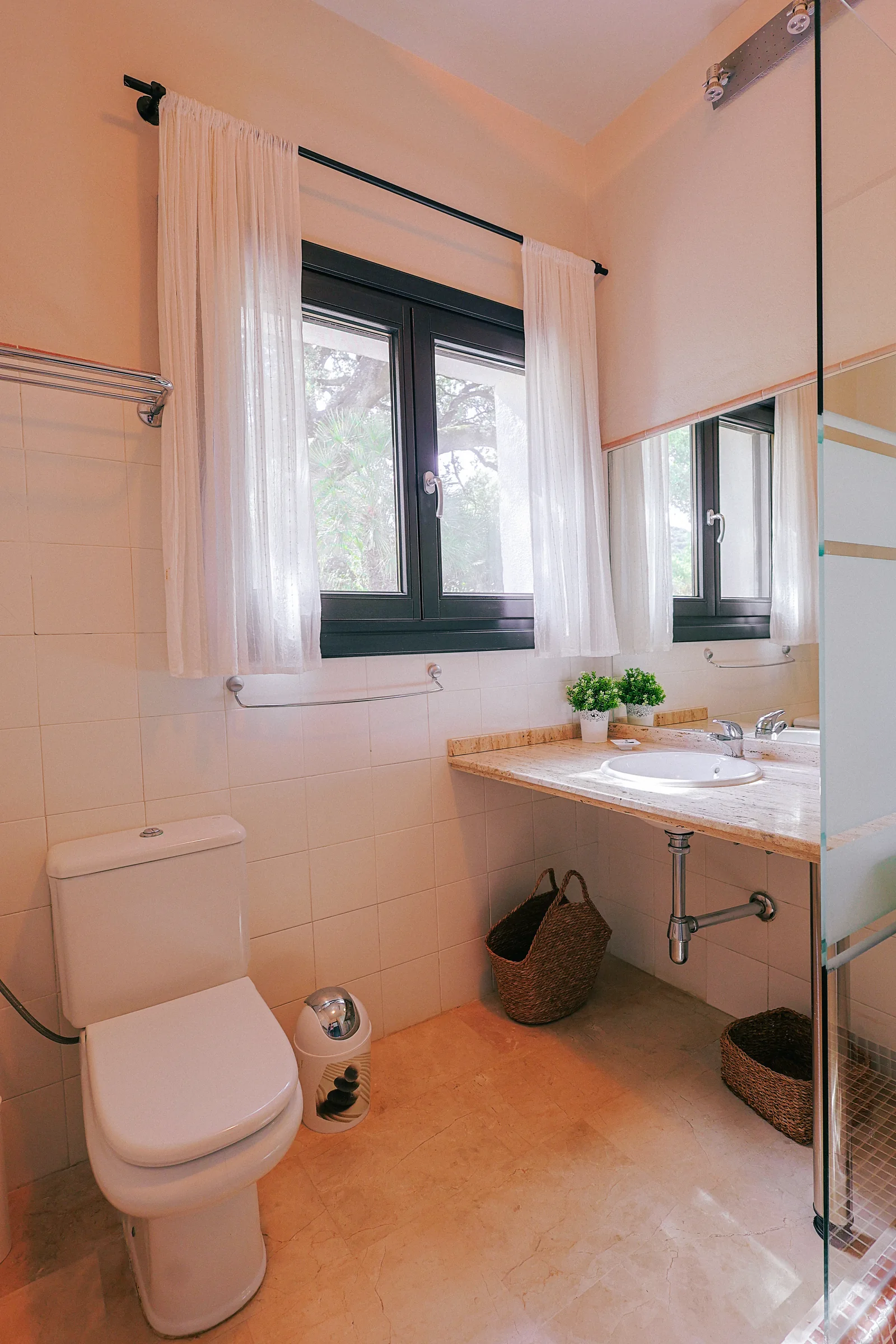 Baño de Zen con ventana, lavabo y ducha