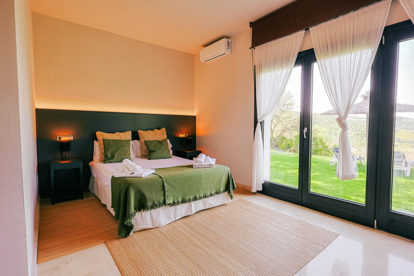 Dormitorio de Villa Zen con salida al jardín
