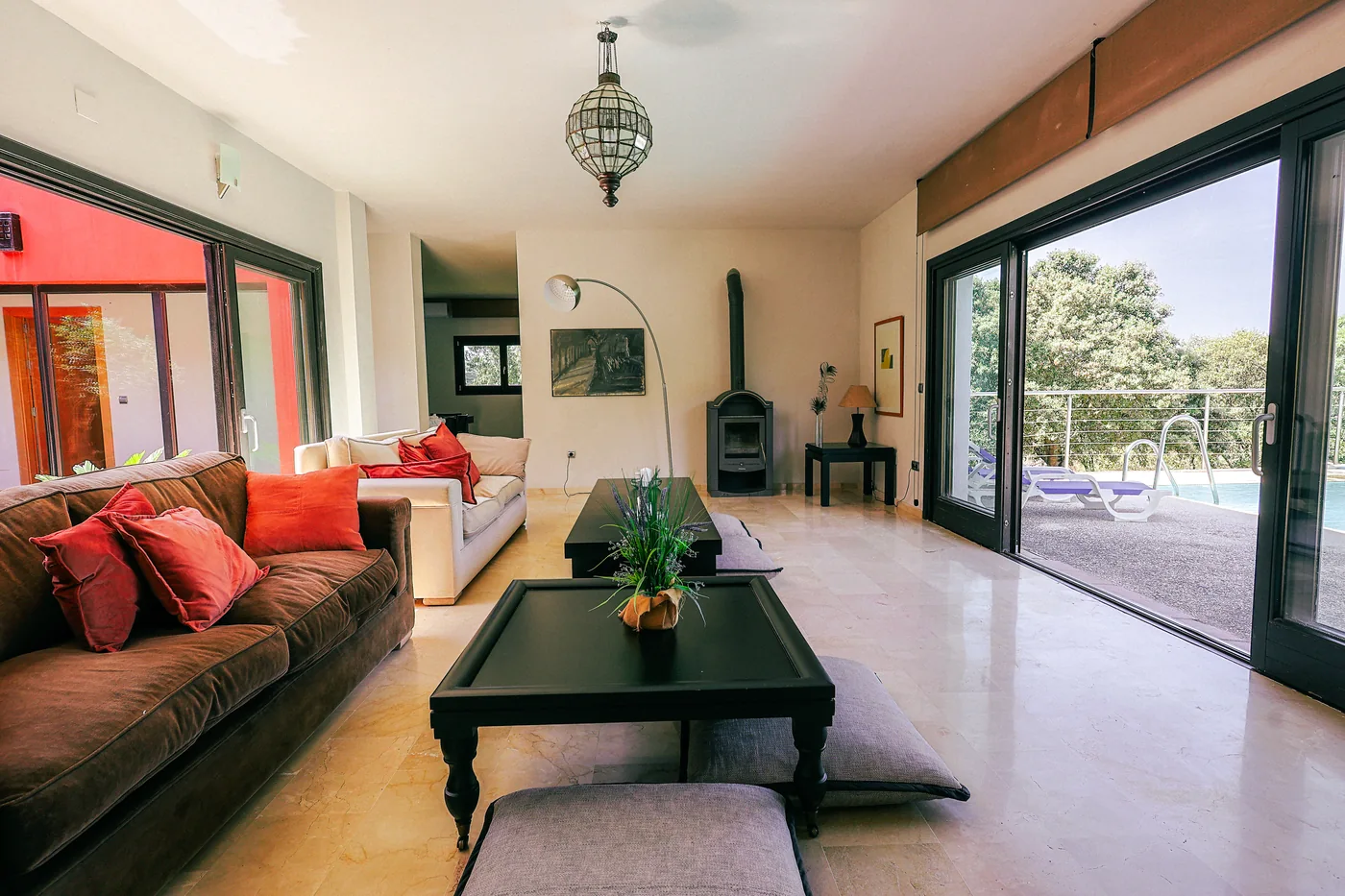 Salón de Villa Zen abierto a la terraza y la piscina