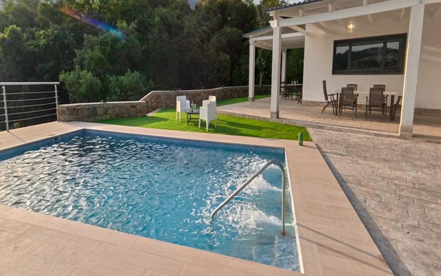 Piscina y jardín